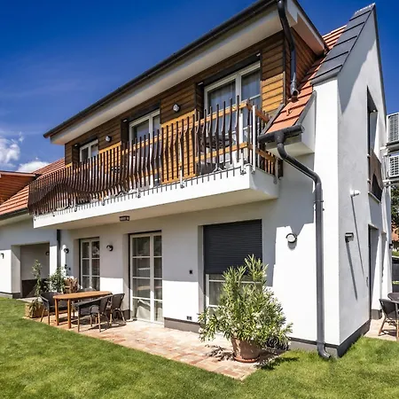 Pipacs Es Buborek * 벌러토누드버리